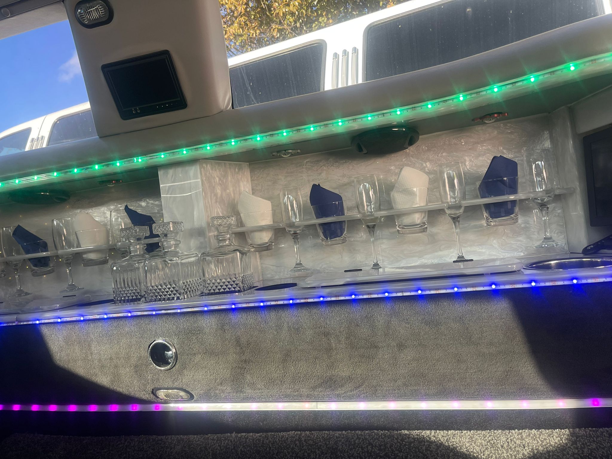 White Lincoln 8-Seater Stretch Limousine