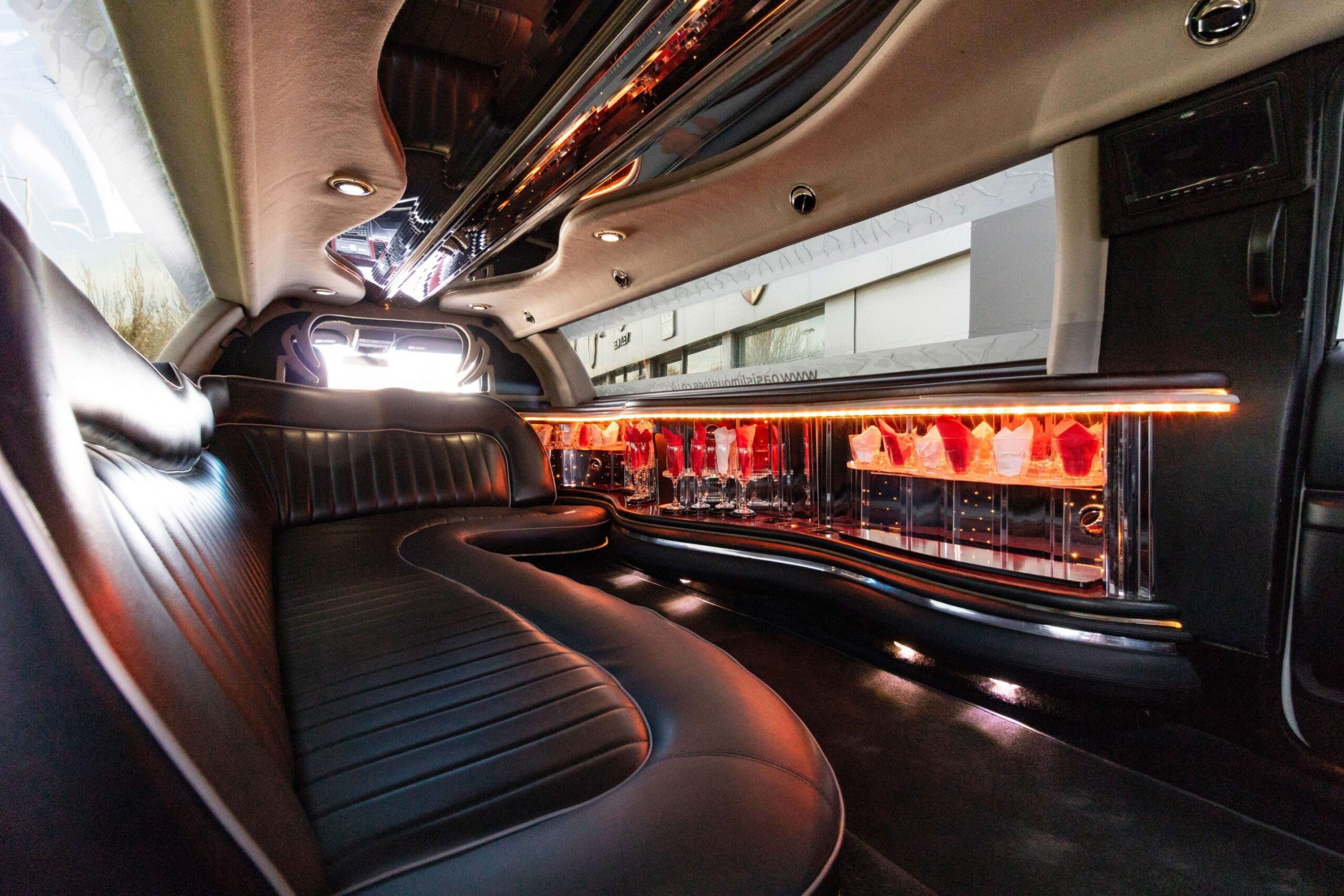 8-Seater White Lincoln Limousine