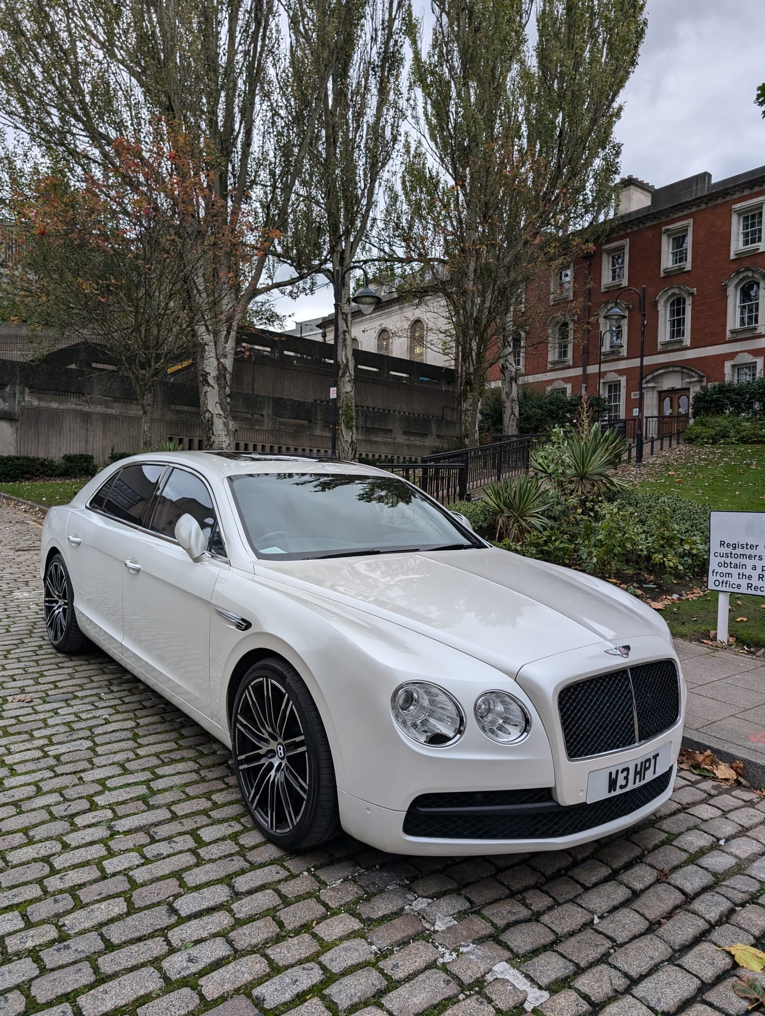Modern & Luxury Bentley Flying Spur 