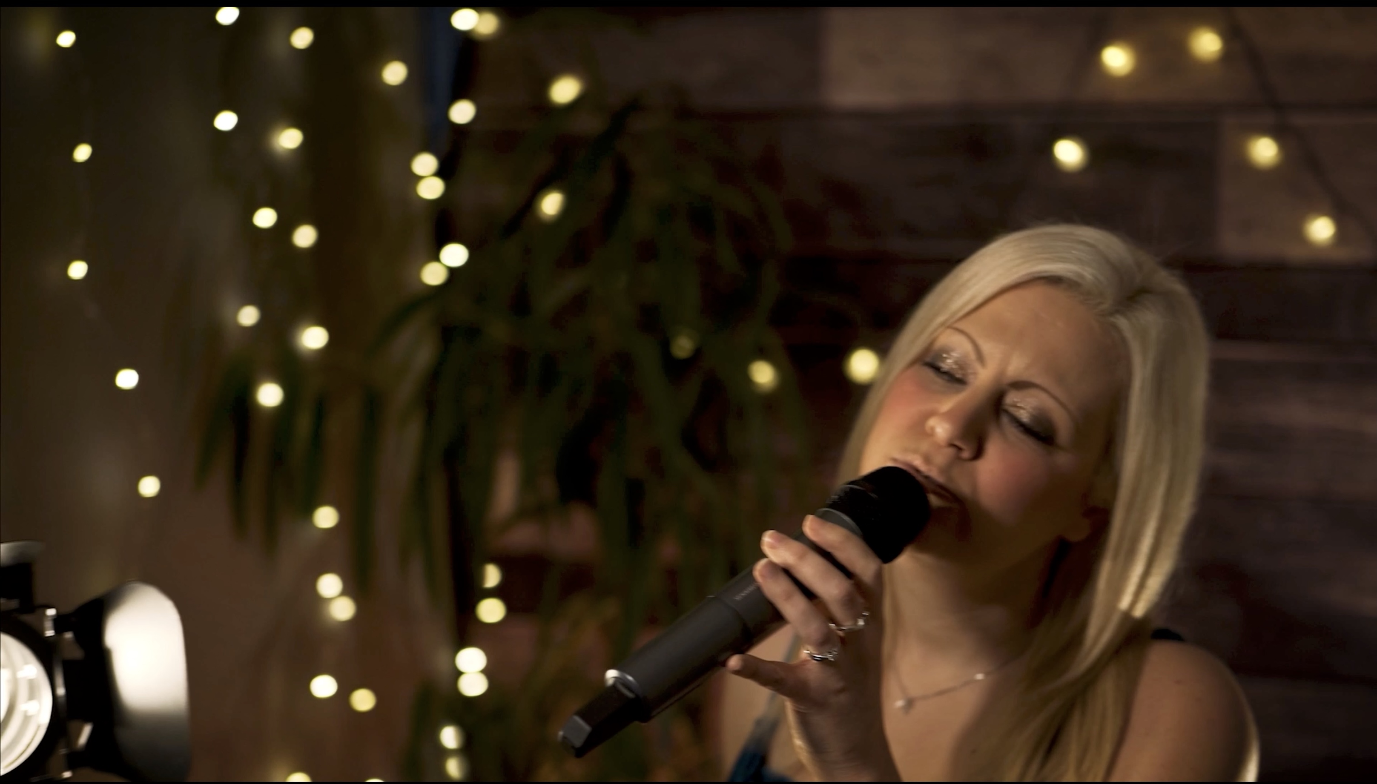 Tracy - Solo Wedding & Events Singer Covering a Huge Range of Styles