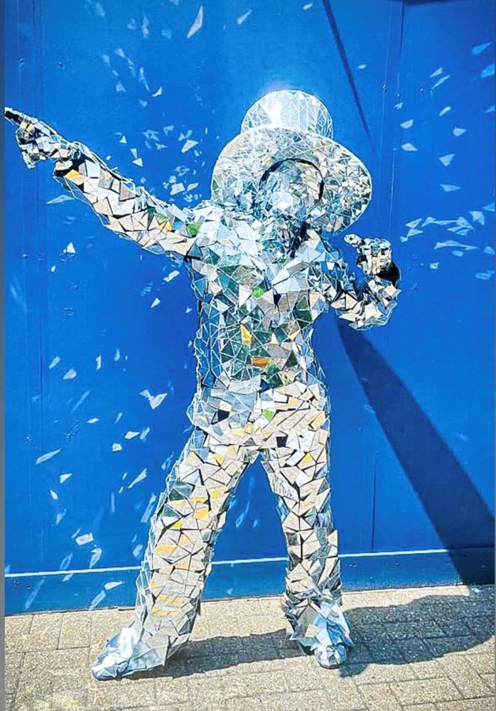 Amazing Mirror Men To Dazzle Your Guests