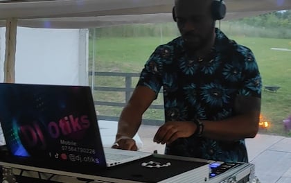 Multi Genre DJ Otiks Mixing Between Tracks & Genres