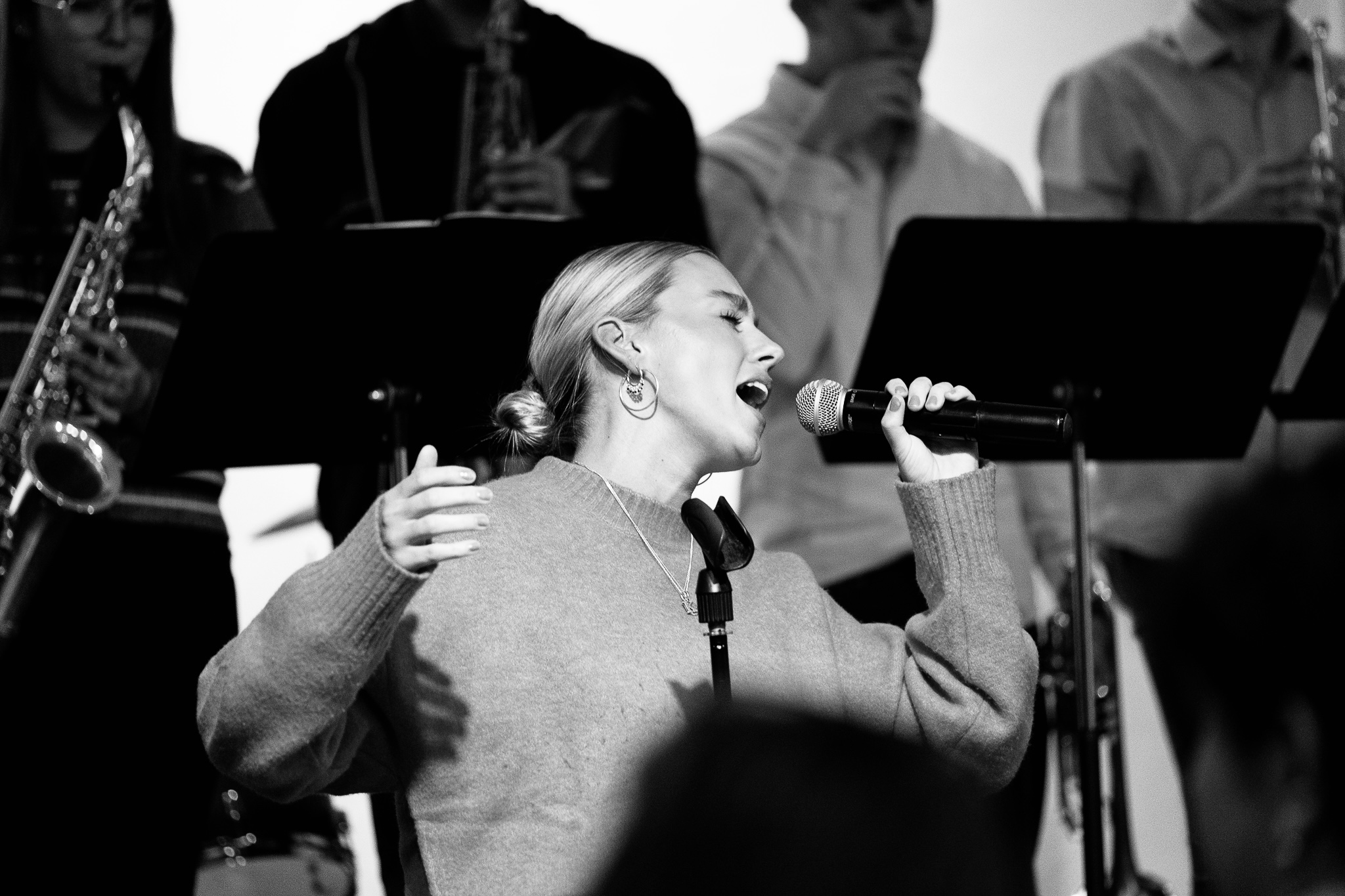 Versitile Singer Kirsten Fraser Bringing Good Vibes & Great Music