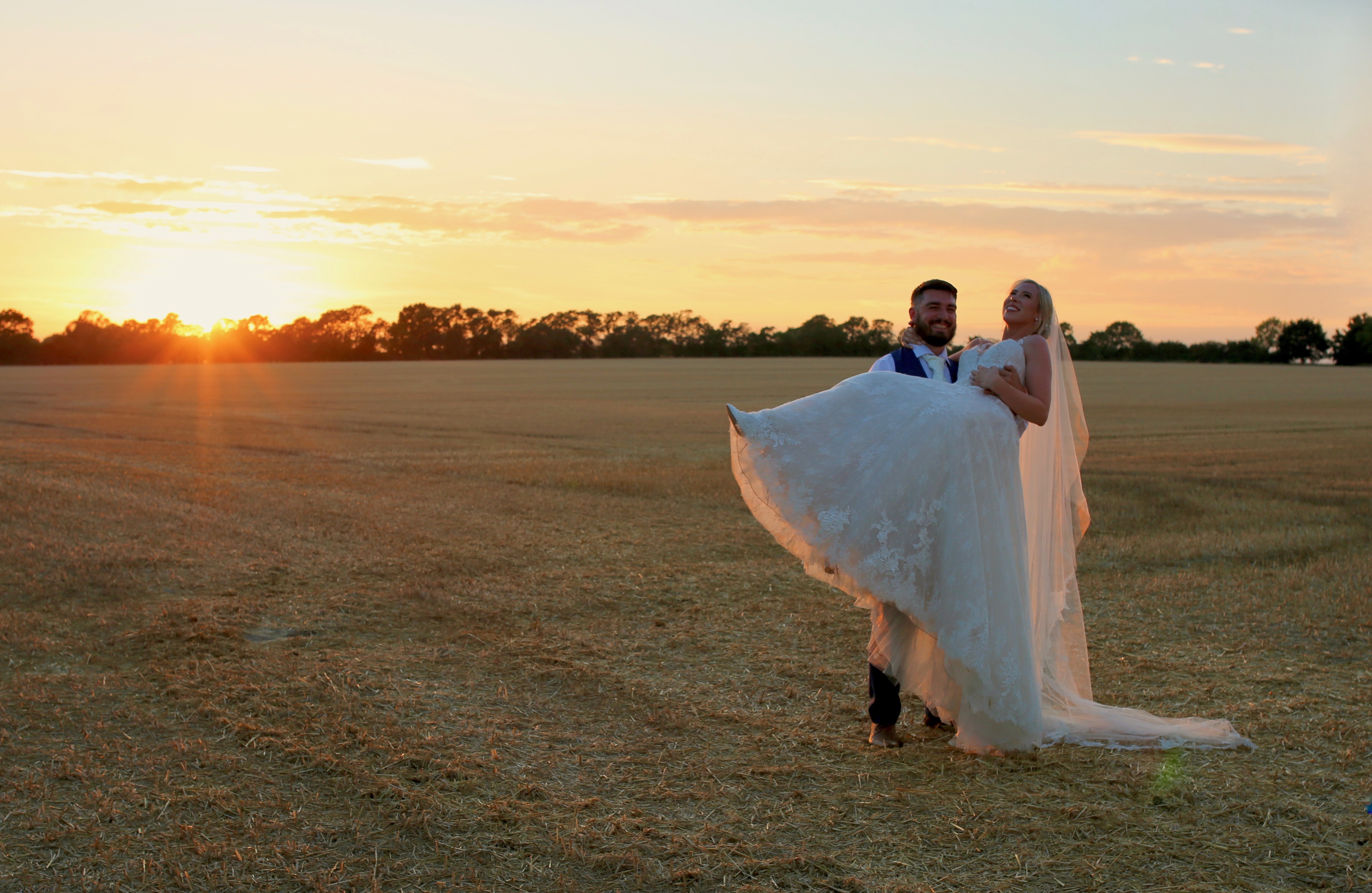 A Blend of Romance & Documentary in Relaxed, Modern & Fun Photography