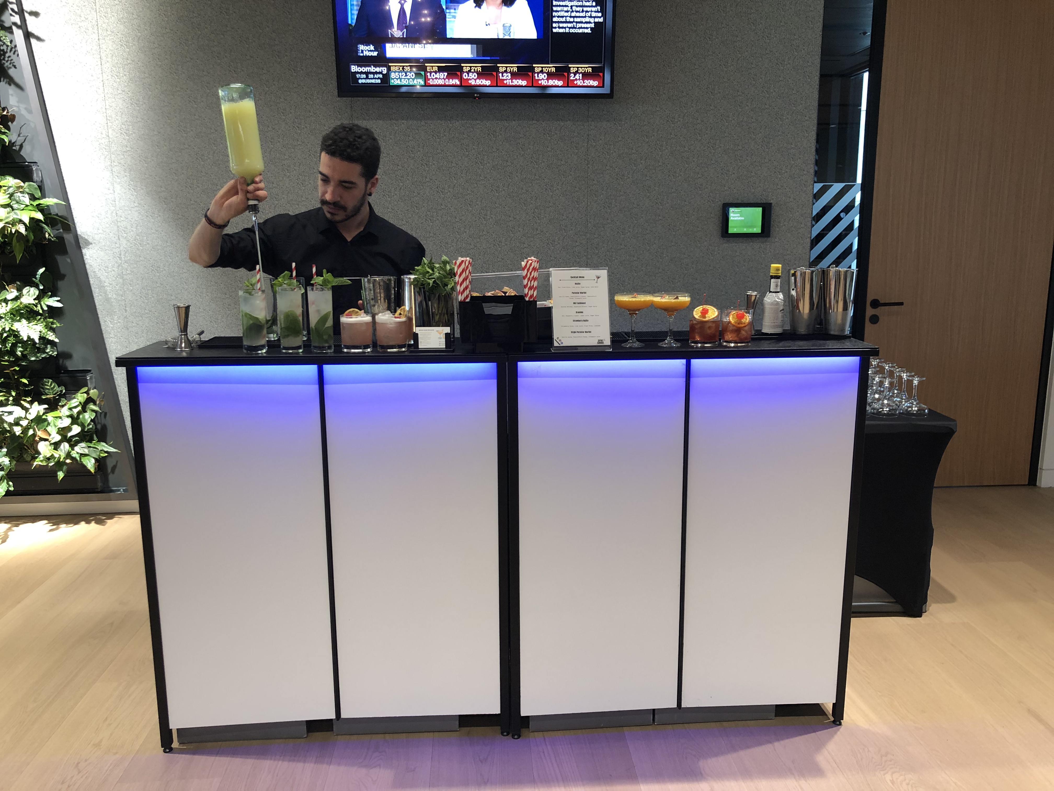 Experienced Cocktail Mixologists to Serve Drinks & Cocktails