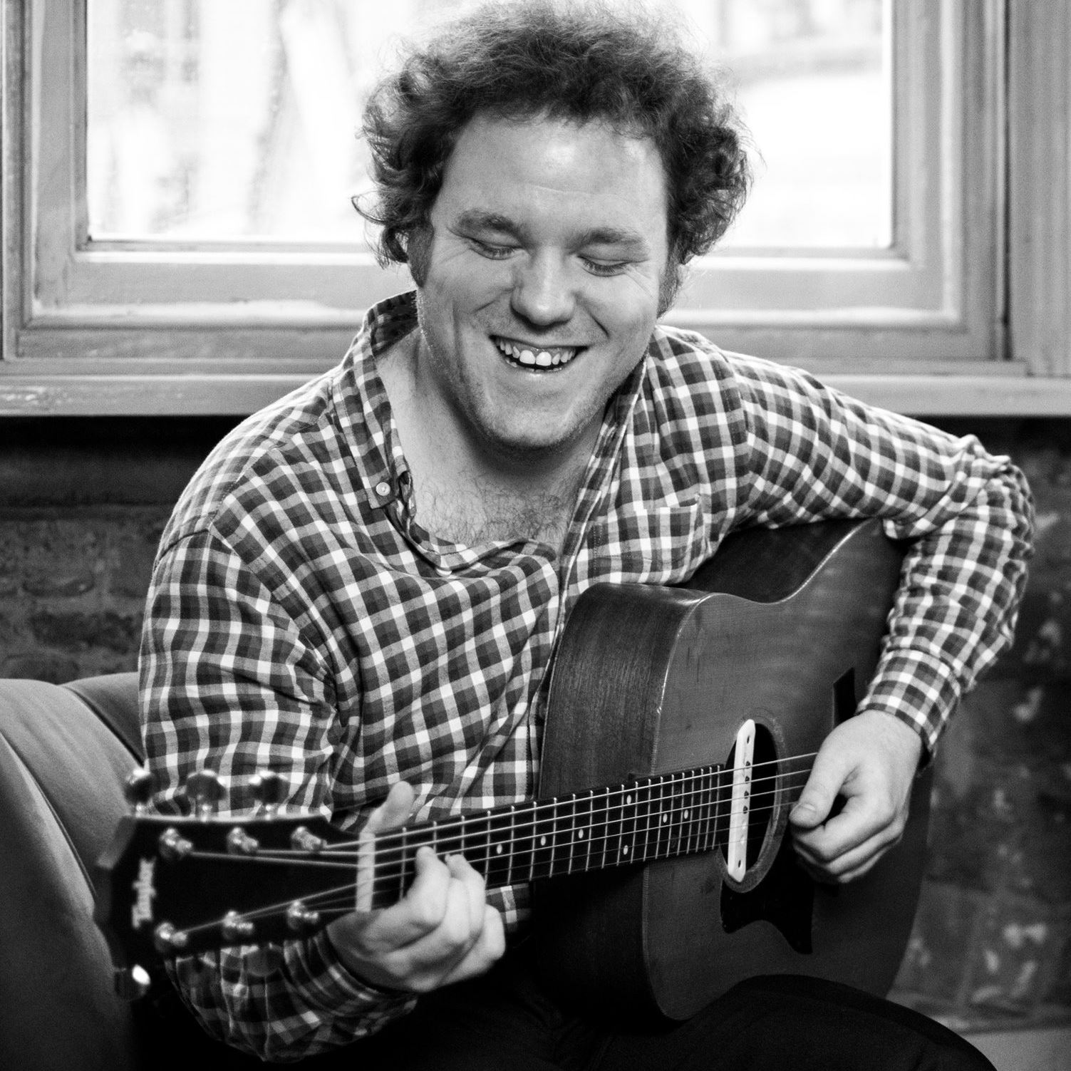 Acoustic Singer Tom Favell with Uptempo Songs from Across the Decades