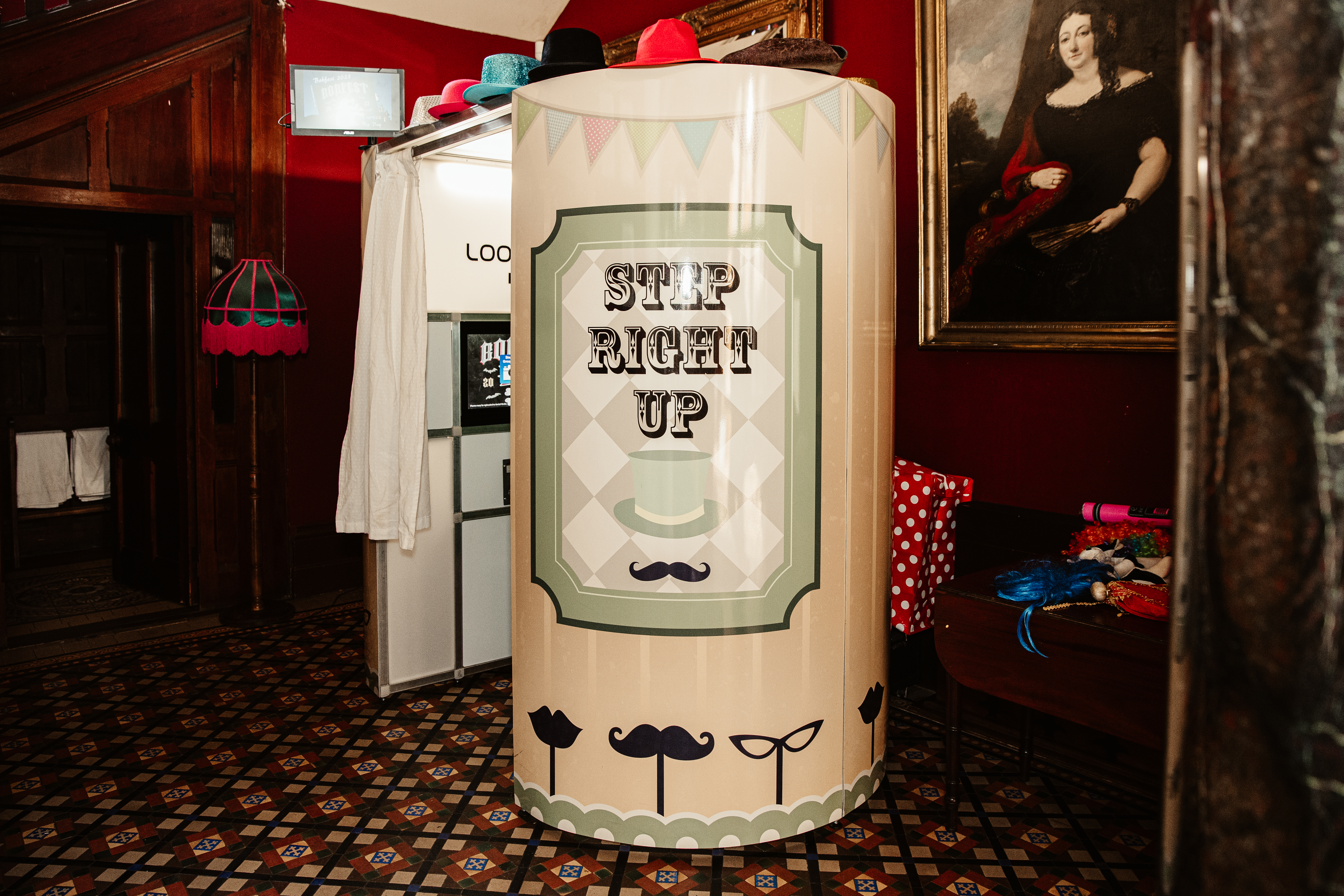 Enclosed Photo Booth with State-of-the-art Photographic Technology