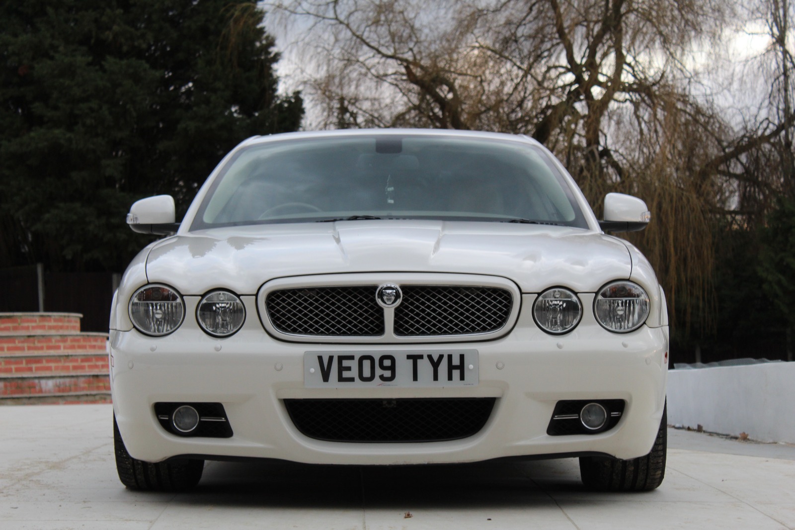 Classy White Jaguar XJ Hire