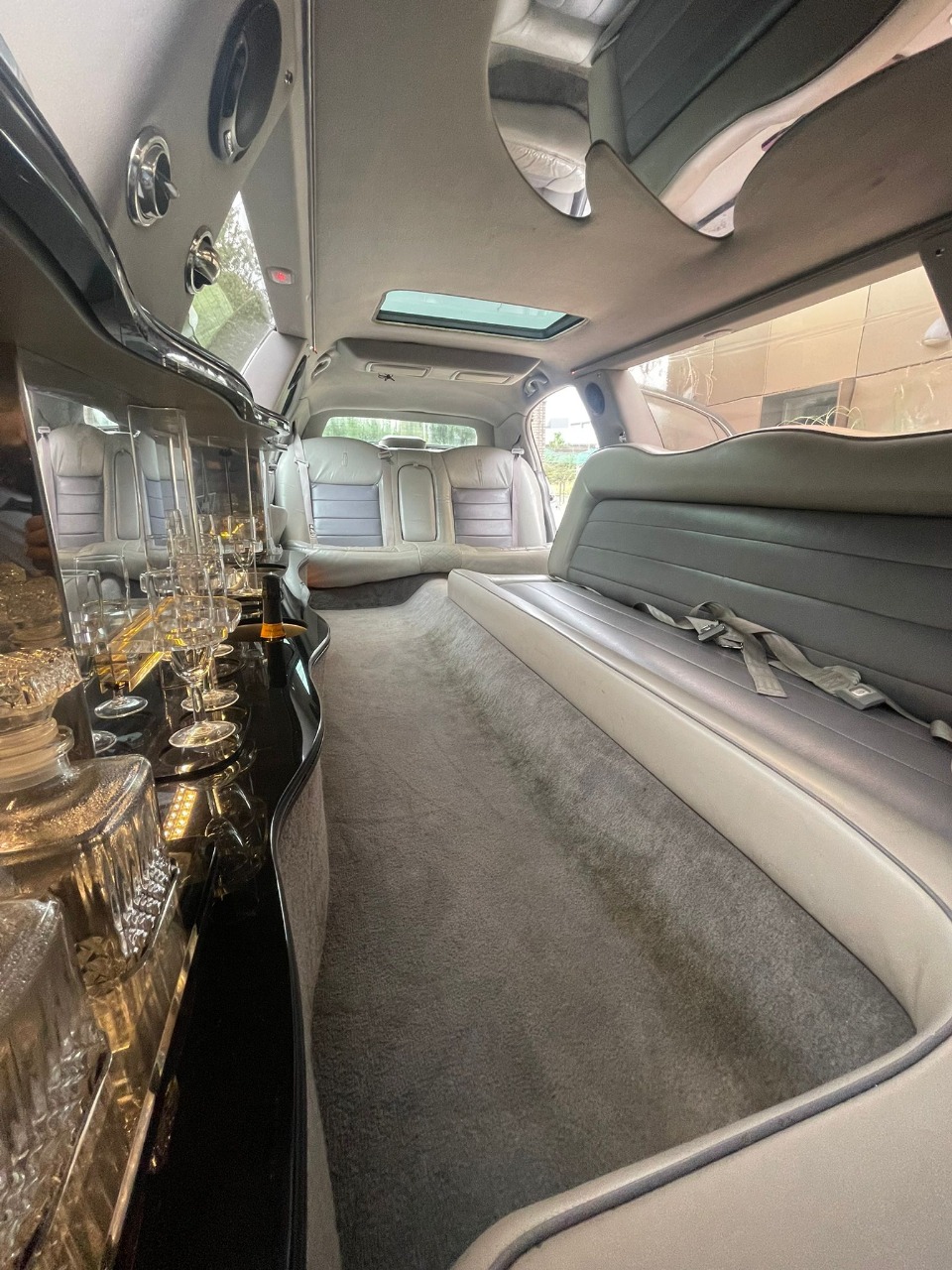 Silver Lincoln 8-Seater Stetch Limousine