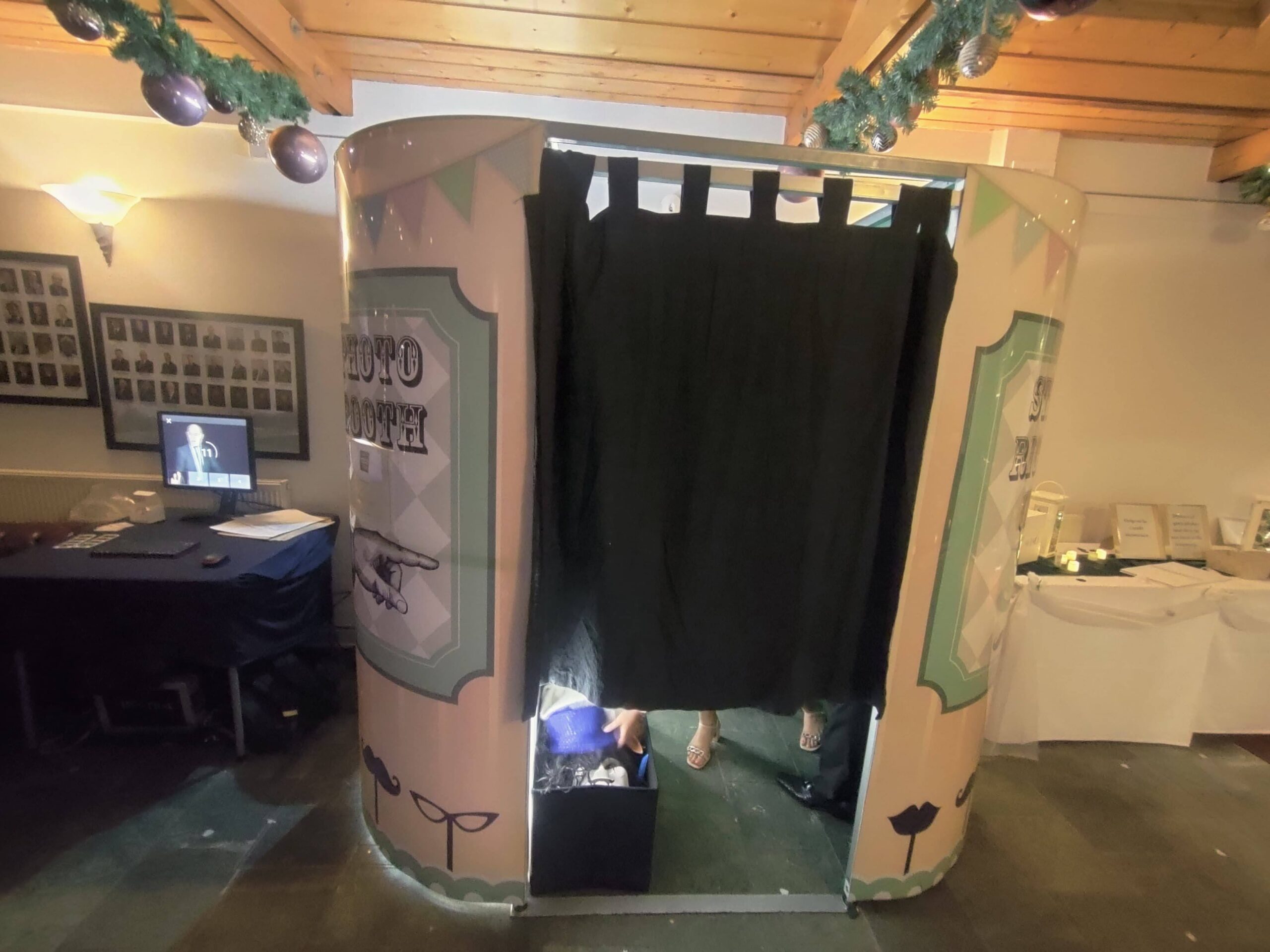 Fun & Stylish Oval Photo Booth with Unlimited Prints