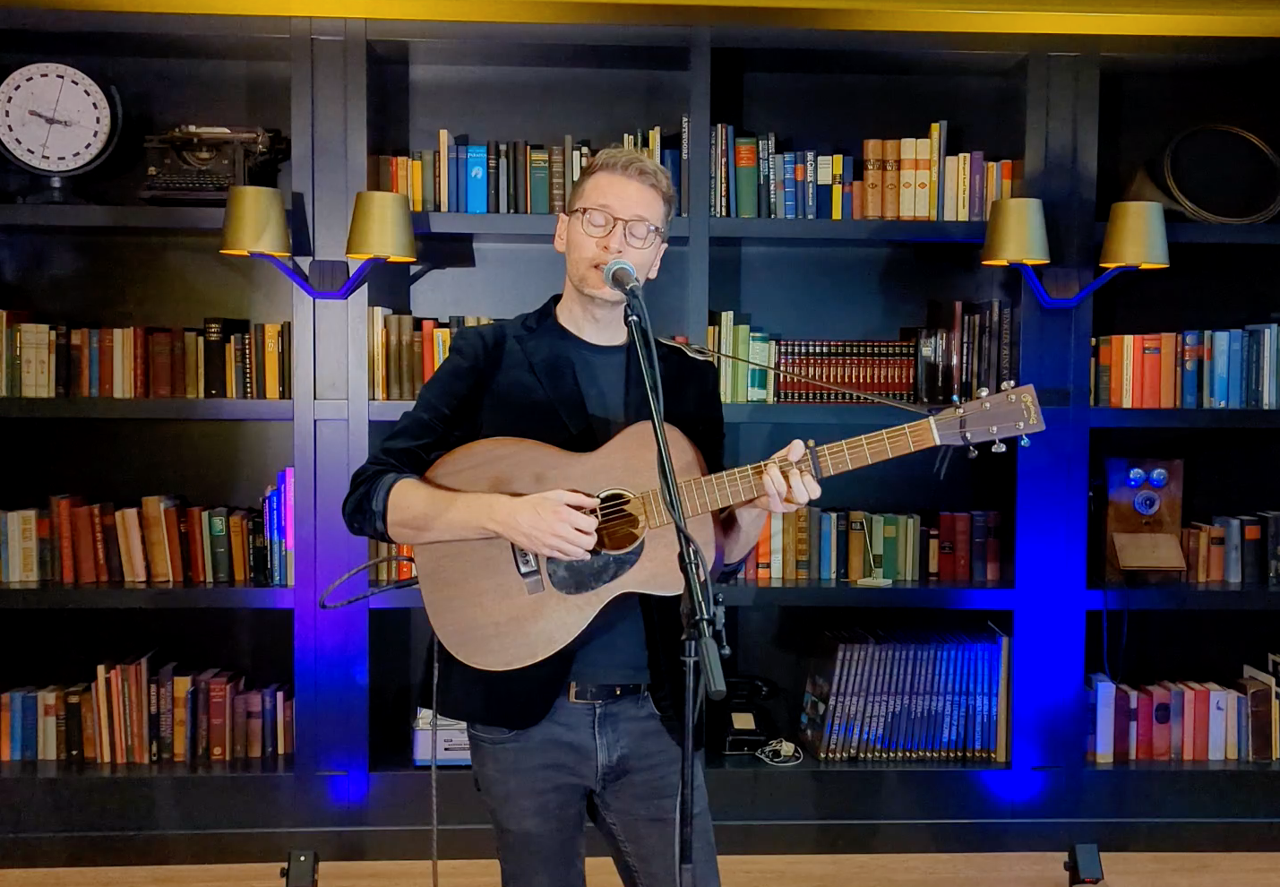 Professional Singing Guitarist Jeremy Johnson