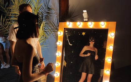 This Mirror Transforms Your Moments Into Pure Enchantment