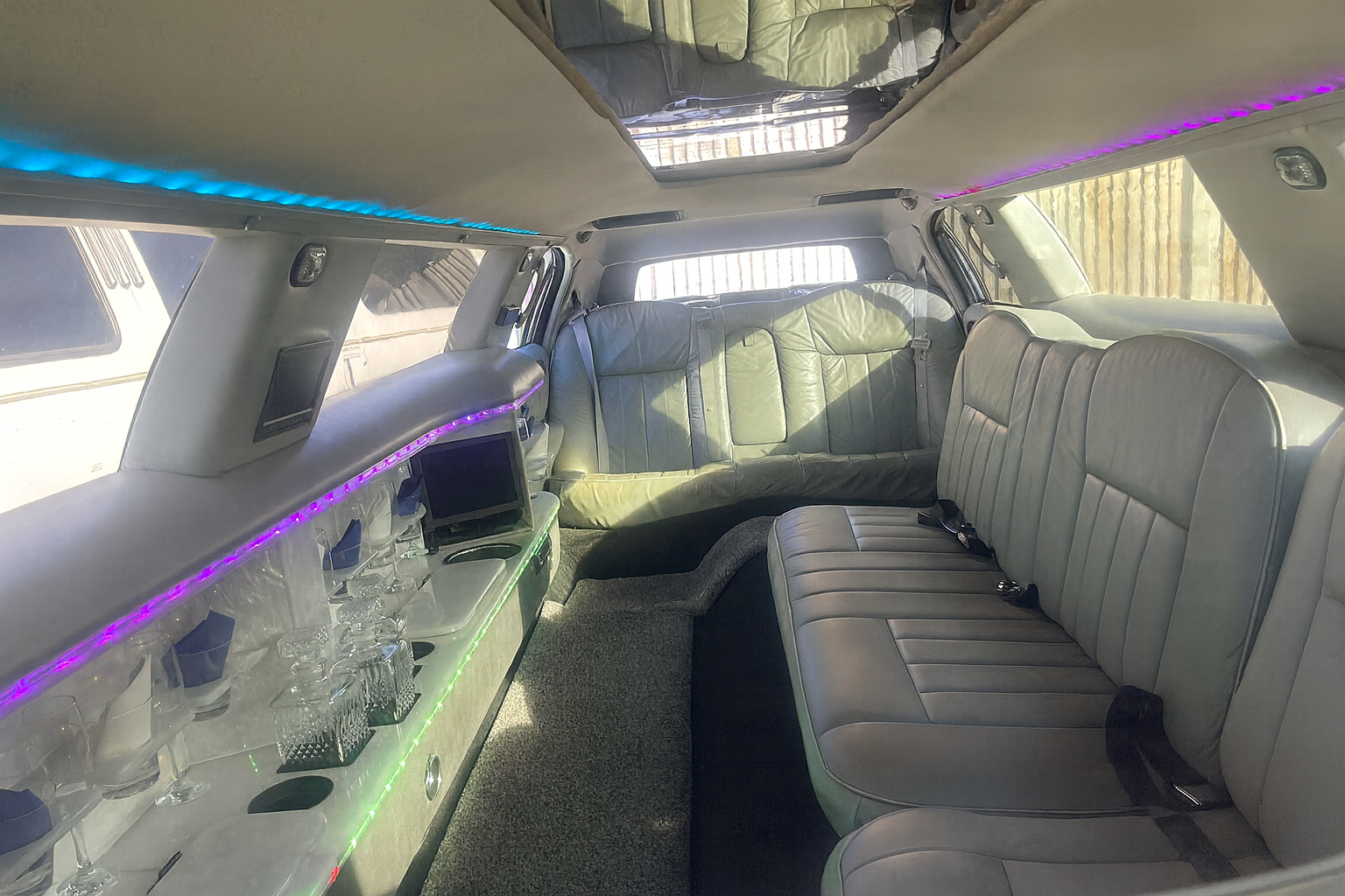 White Lincoln 8-Seater Stretch Limousine