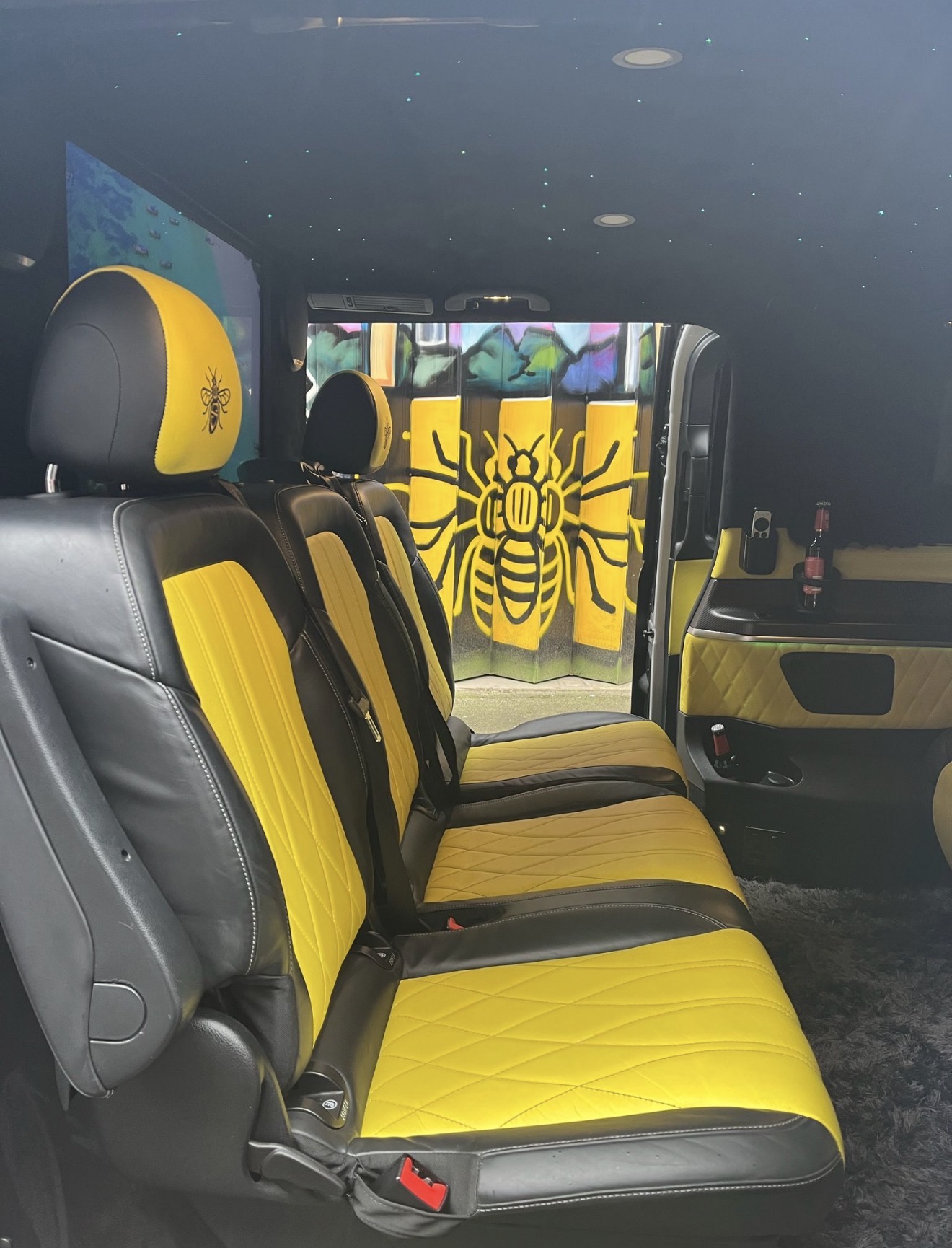5 Seater Manchester Bee V-Class Landjet with Netflix, YouTube & PS5