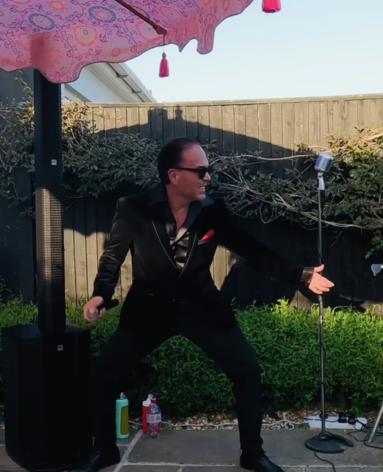 Enjoy 80 Minutes of This Fantastic Tribute to Elvis the King