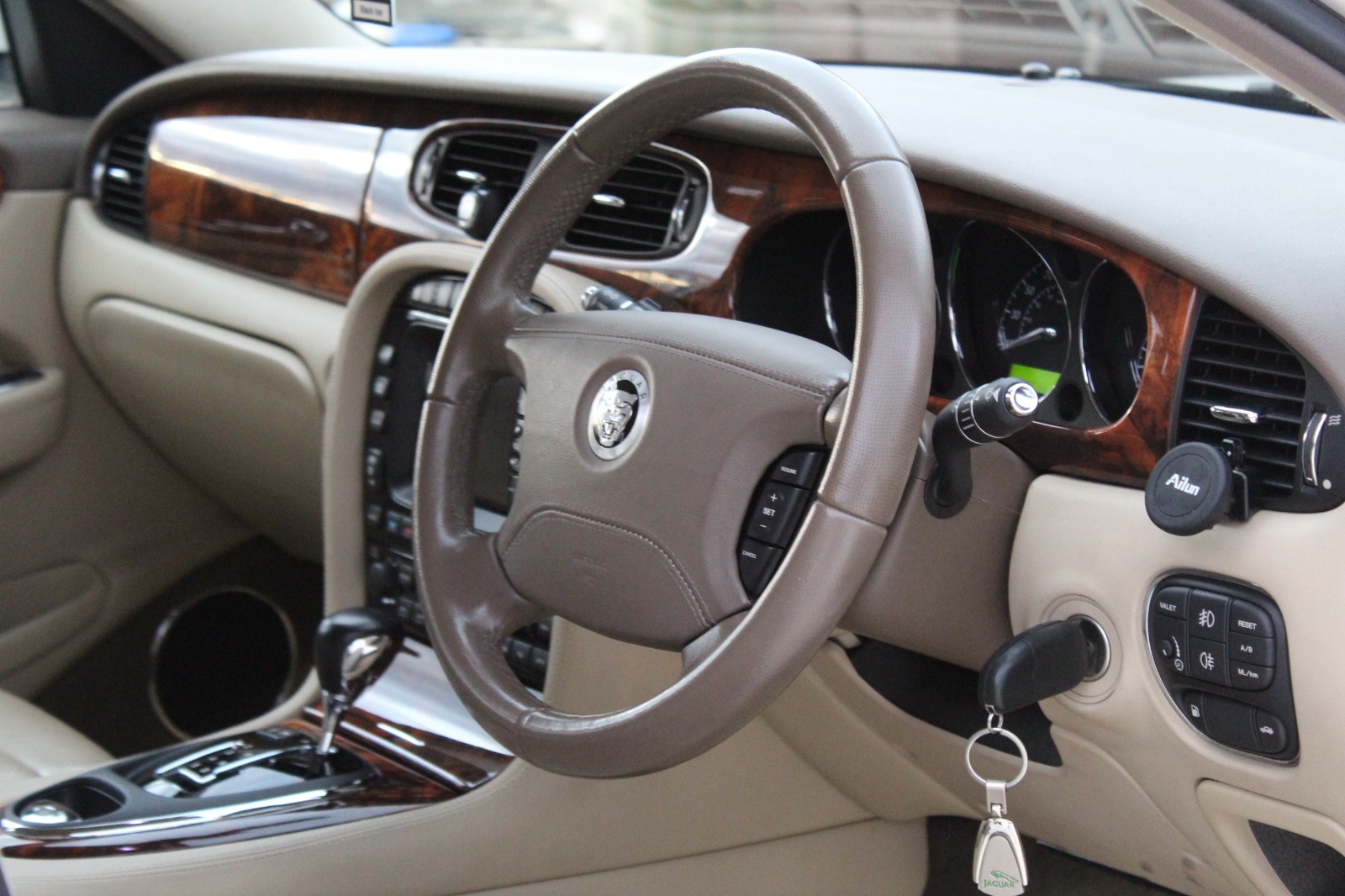 Classy White Jaguar XJ Hire