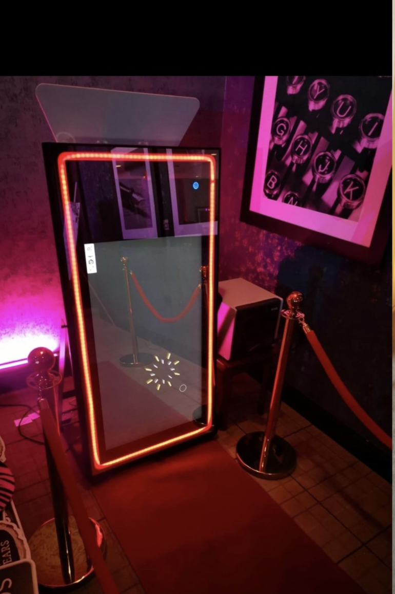 Magic Mirror including Unlimited Prints & USB Flash Drive