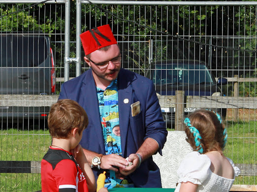Comedy Close-Up Magician for Weddings, Parties & Events