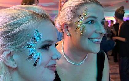 Glitter Artist To Make Your Guests Sparkle