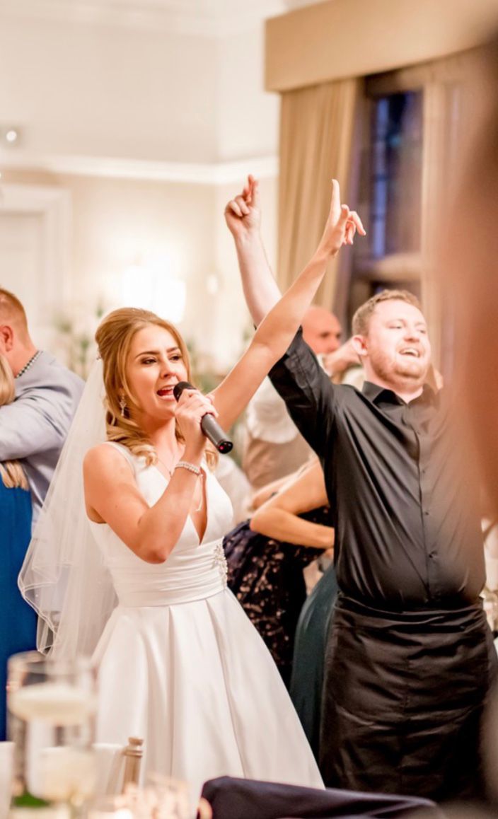 🎤 Solo Suffolk Singing Waiter will Amaze Your Guests