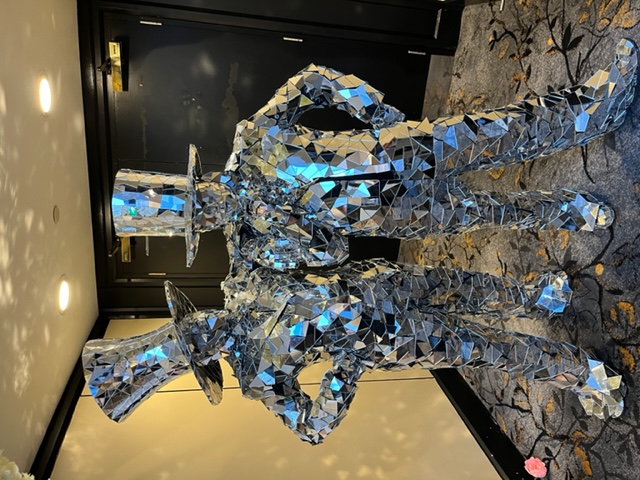 Amazing Mirror Men To Dazzle Your Guests