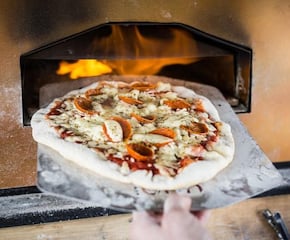 Award-Winning Neapolitan Pizzas Served from Vintage Horsebox
