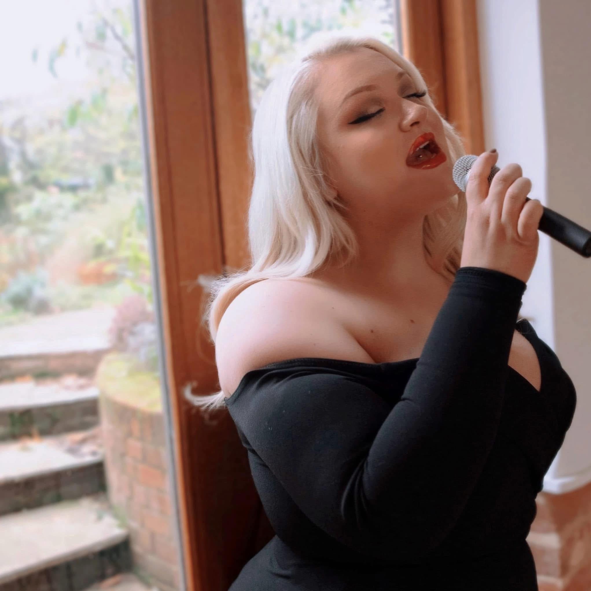 Captivating & Versatile Live Vocalist Charlotte Peck