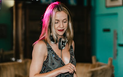 DJ Singer Jodie Yang-Cooper Sings Live While DJing In The Mix