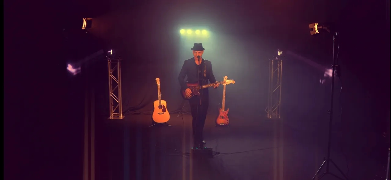 Function Singing Guitarist Pete Westwater