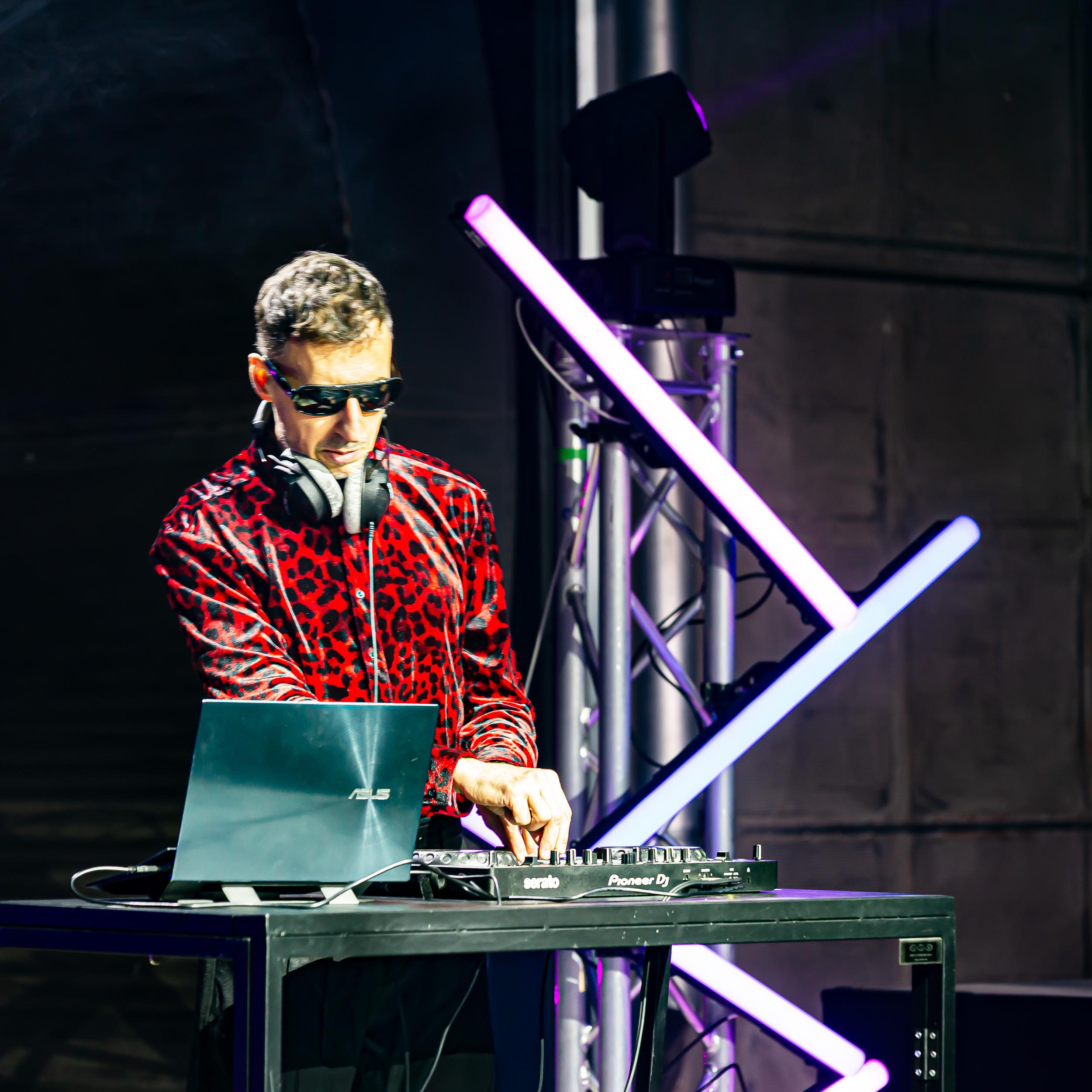 "To The Max" DJ Live Band with Unbeatable Party Energy