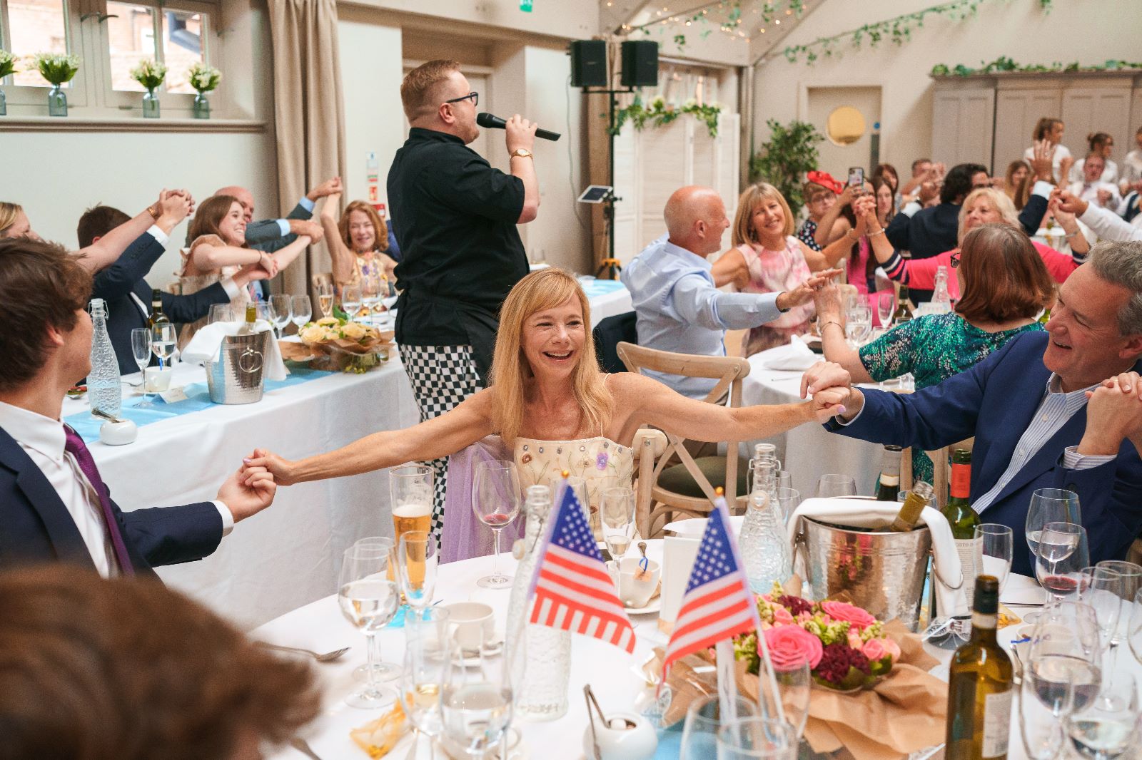 🎤 Solo Suffolk Singing Waiter will Amaze Your Guests
