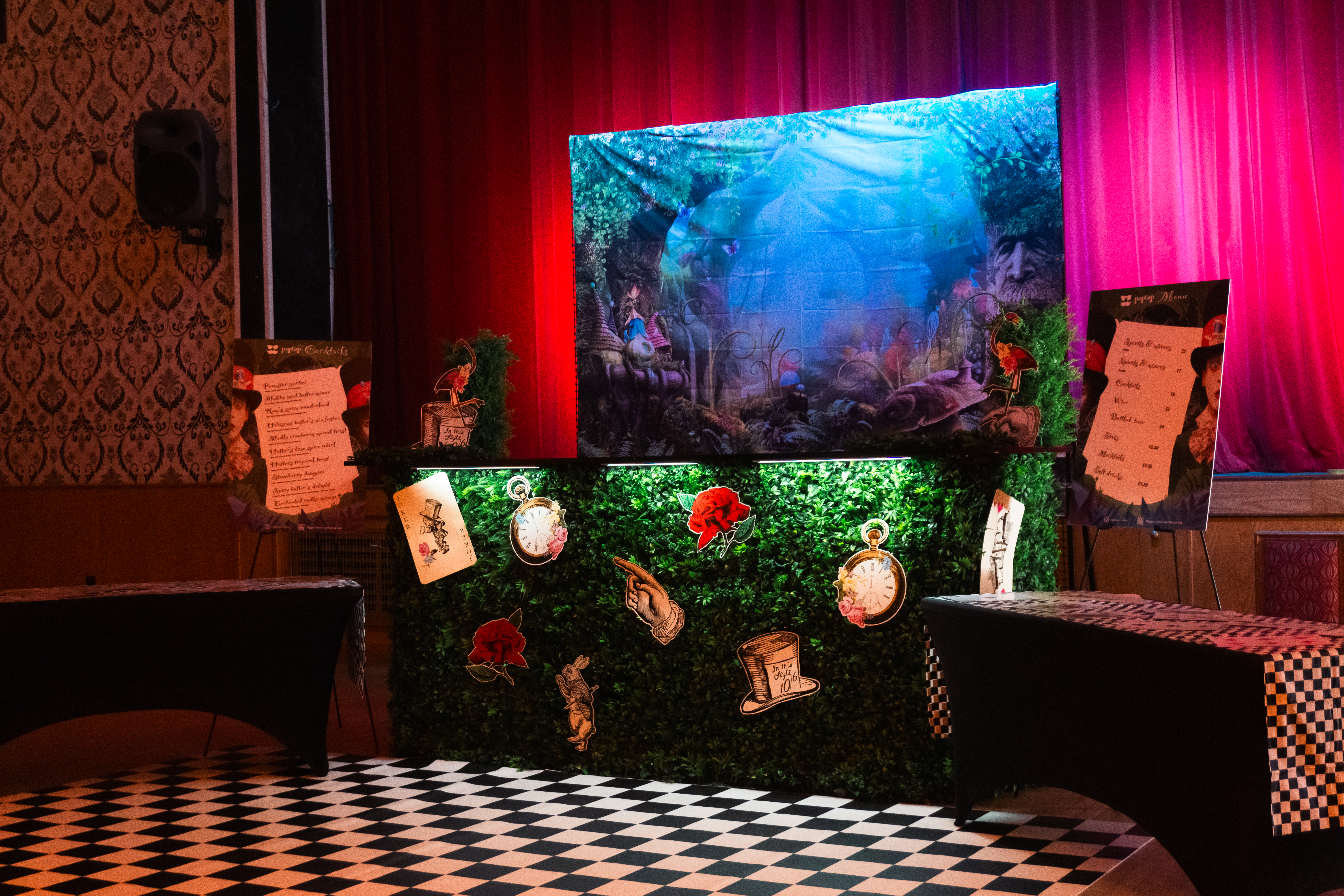 Mad Hatters All Inclusive Bar 🎩