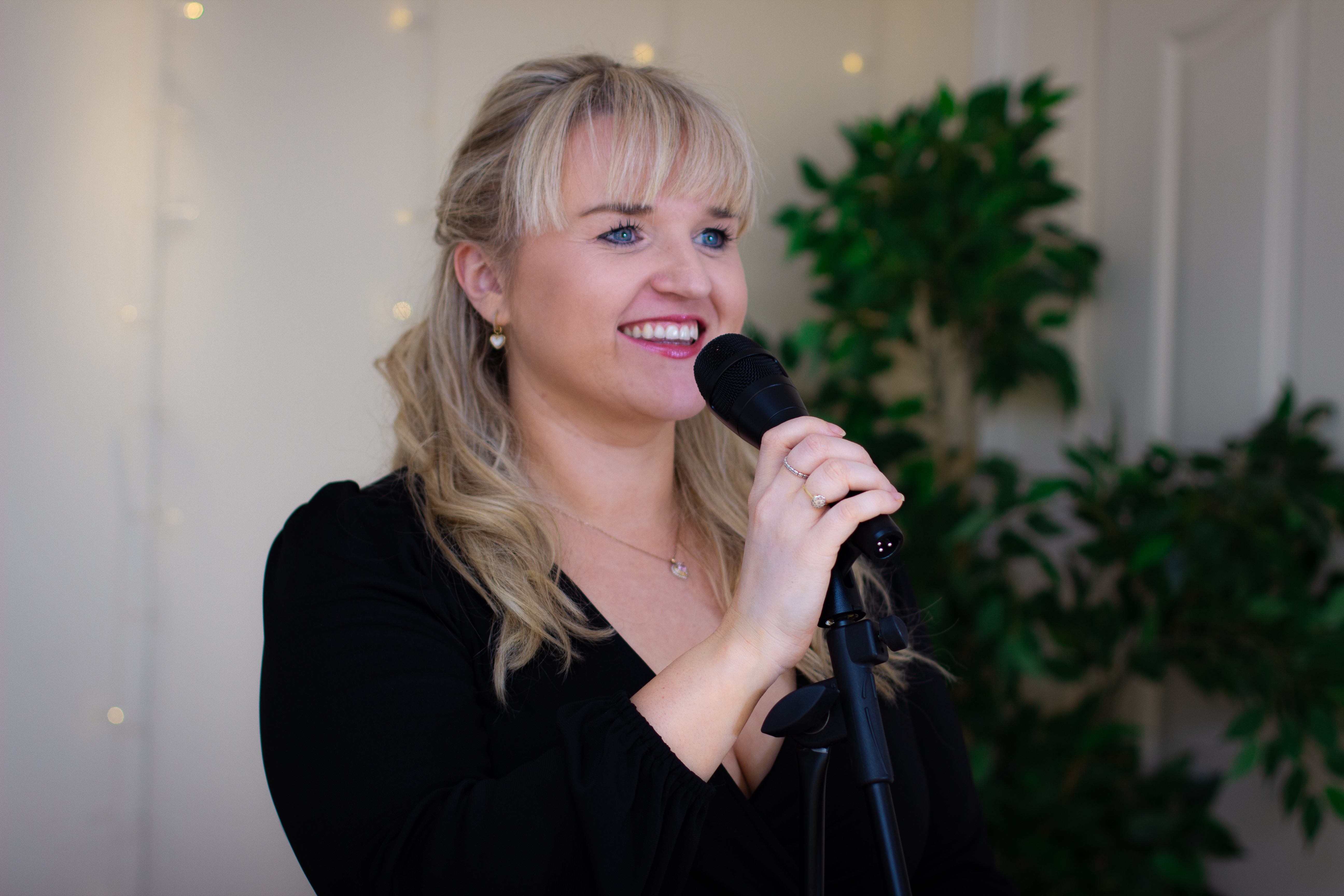Livia Rose: Acoustic Classics, Soulful Love Songs & Covers.