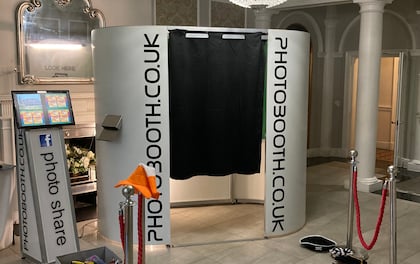Enclosed Photobooth with Choice of Classic White or Las Vegas