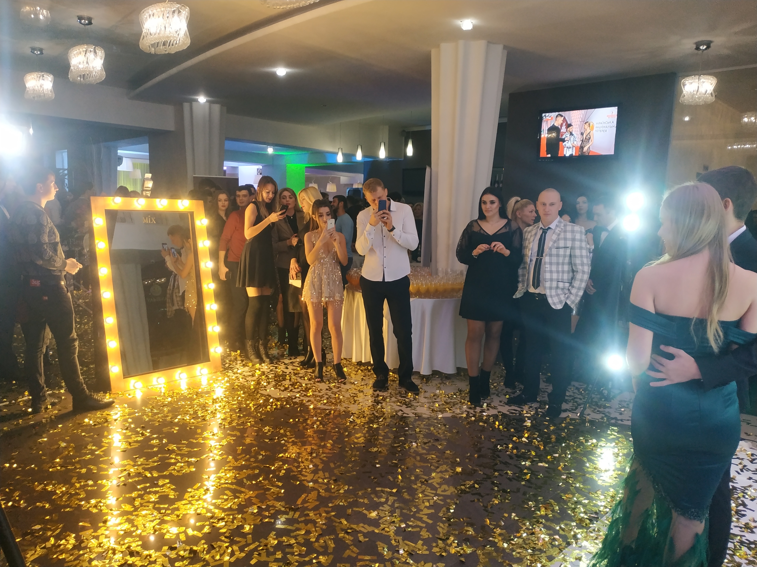 This Mirror Transforms Your Moments Into Pure Enchantment