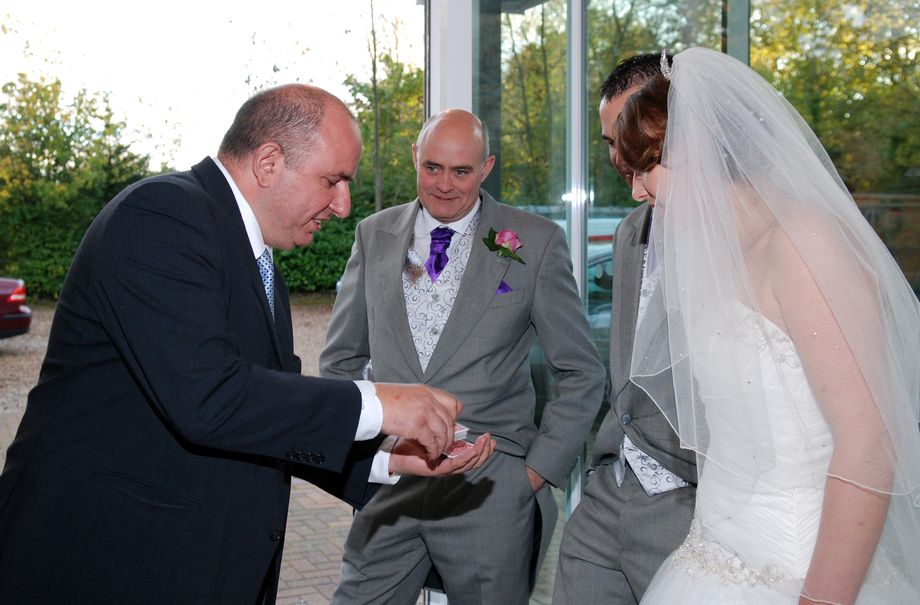 Friendly, Engaging & Happy John's Magic-Style That Wins Over Everyone