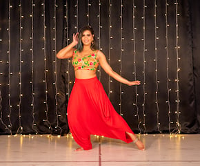Bollywood Dance Show Topped With Traditional Outfits & Peppy Music