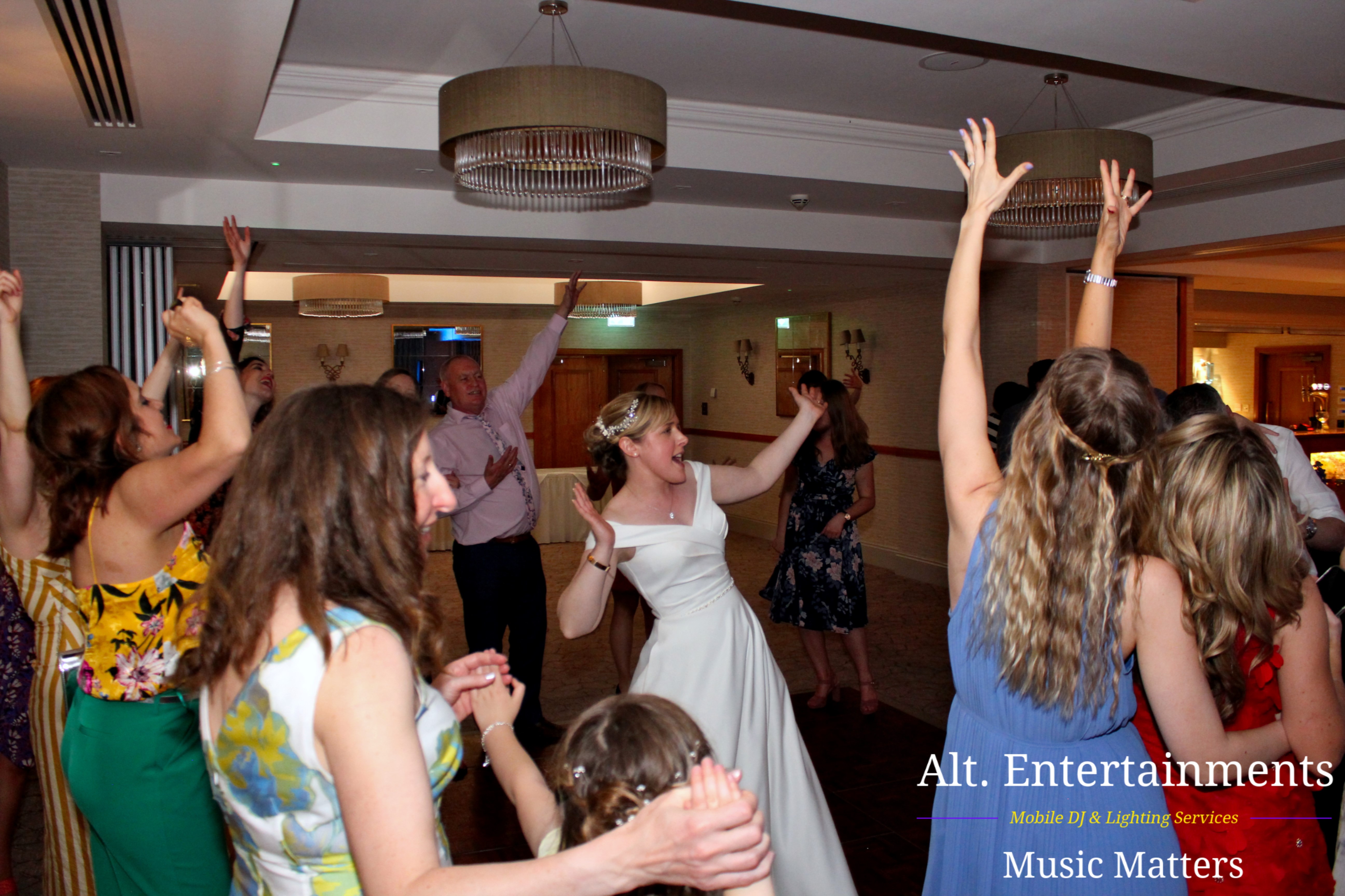 High-Quality Wedding DJ with Sophisticated & Advanced Effect Lighting