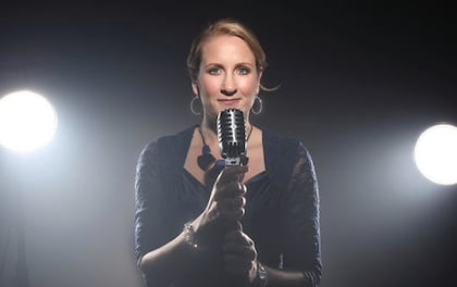 Professional Jazz & Swing Singer Annelise Molloy