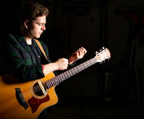 Singing Guitarist Olly Flavell with Wide Ranging Repertoire