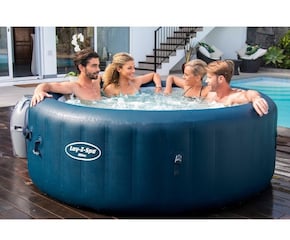 Relax with Your Loved Ones in Luxury-Style Hot Tub