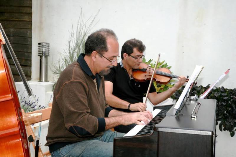 Solo Violinist Play with Passion & Soul