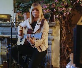 Chloë Acoustic Performs a Fun-Filled, Family-Friendly Acoustic Set