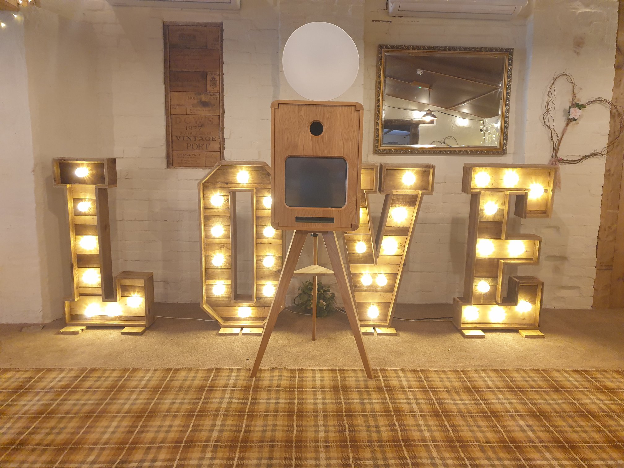 Vintage-Style Selfie Pod for All Your Guests