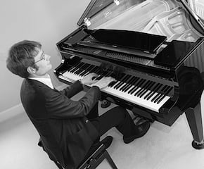 Tom Kelsey, Pianist with a Large & Diverse Repertoire