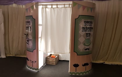 Enclosed Photo Booth That Bringing Some Joy And Fun To Your Day