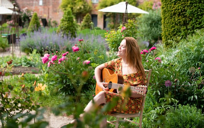 Singing Guitarist Mary Grace Creates an Uplifting Atmosphere