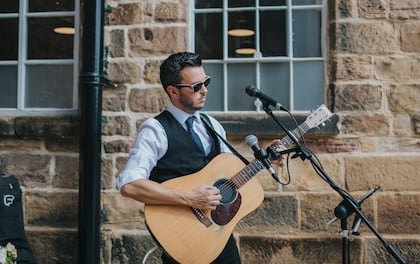 Soulful Solo Singer Matt Baxter with Eclectic & Extensive Repertoire