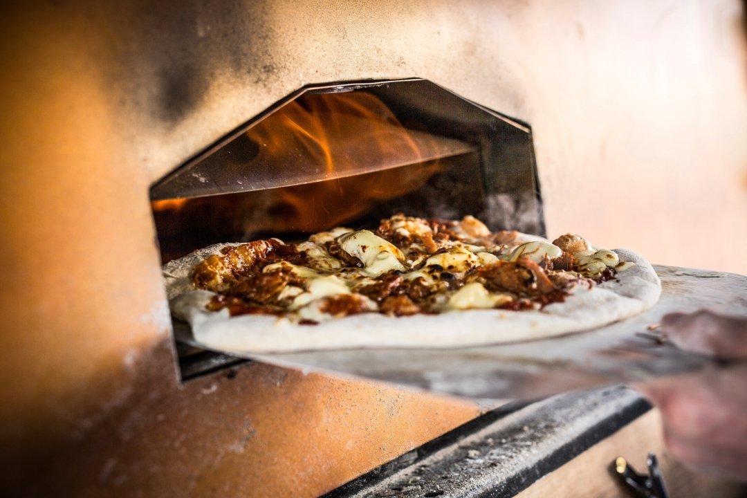 Award-Winning Neapolitan Pizzas Served from Vintage Horsebox