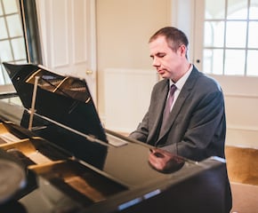 Simon Jordan, A Pianist Who Plays The Tunes You Choose